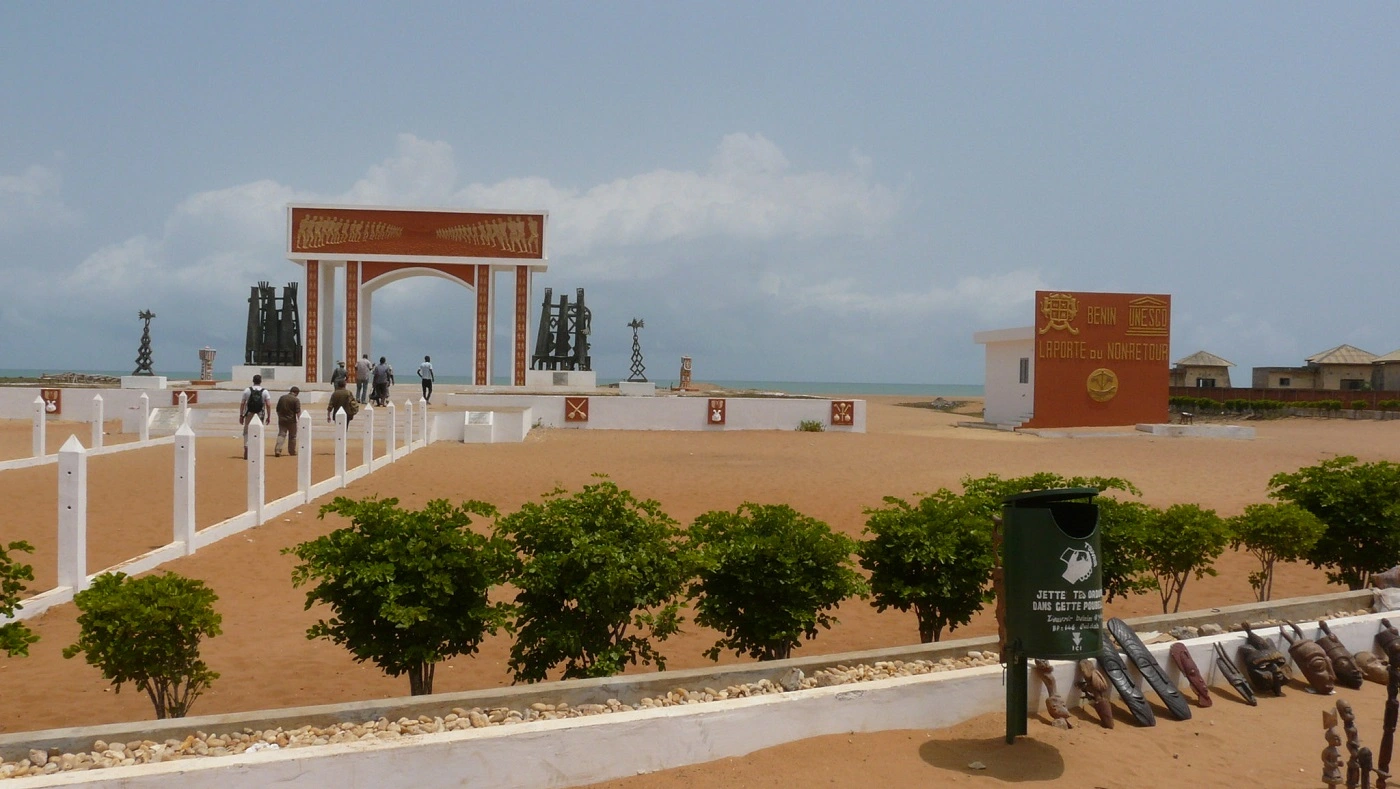 Tourisme en Afrique, Bénin : La porte de non-retour, un incontournable à découvrir à Ouidah | Express Tourisme Bénin